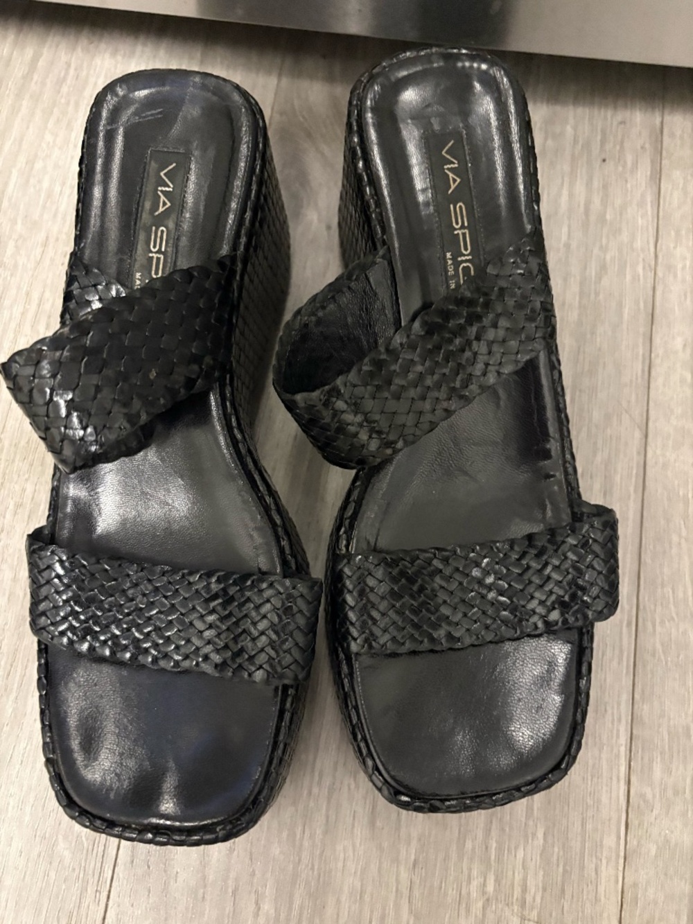 Via Spiga sandals crafted in black leather with an elegant woven pattern Size 10
